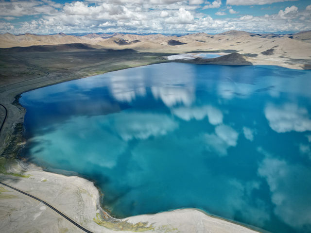 拿日雍措，水天一色的神秘聖湖