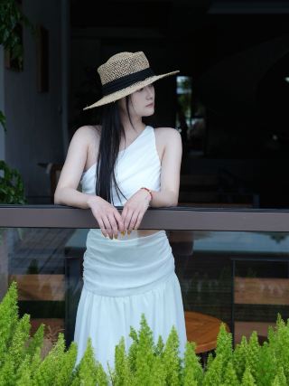 南蘇からほど近い場所｜芒石の理想的な生活がすべてここにある。孔雀湖の水面はゆっくりと波立ち、金塔の映り込みは砕け散り、そして再び形を成す。太陽の下で飲む一杯のコーヒー…。