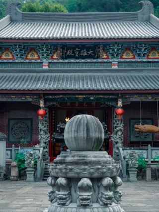 Countdown to the end of summer vacation and back to the grind. I can't stop thinking about this river-view hotel in Minxian!