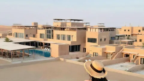 โรงแรม Tenglol Desert Resort ในหนิงเซี่ย เป็นโรงแรมสไตล์โมเดิร์นที่ได้รับแรงบันดาลใจจากโรงแรม Dragon Gate Inn และคุ้มค่าแก่การไปเยือนอย่างแน่นอน! — traveler post in หนิงเซียะ