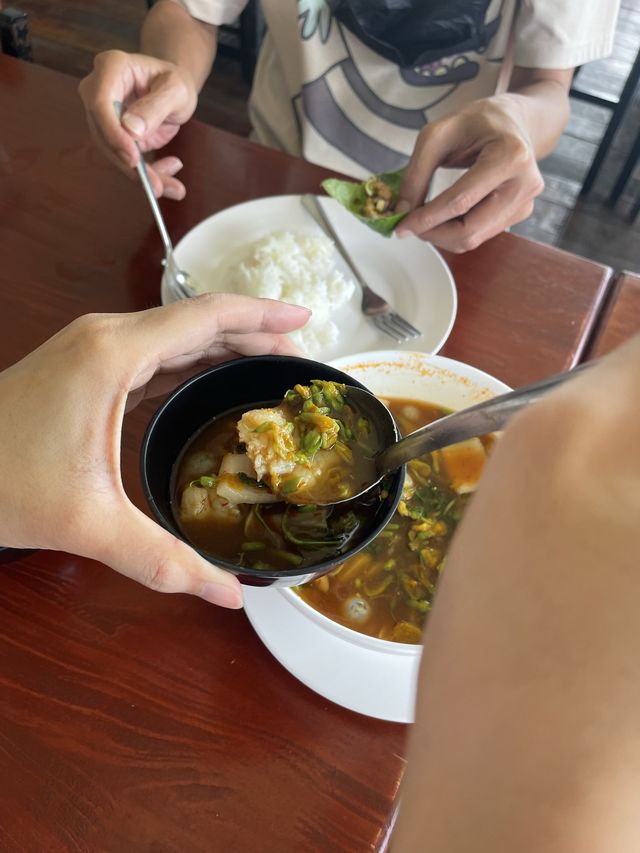 ห้องอาหารมธุรสเรือนแพ แปดริ้ว