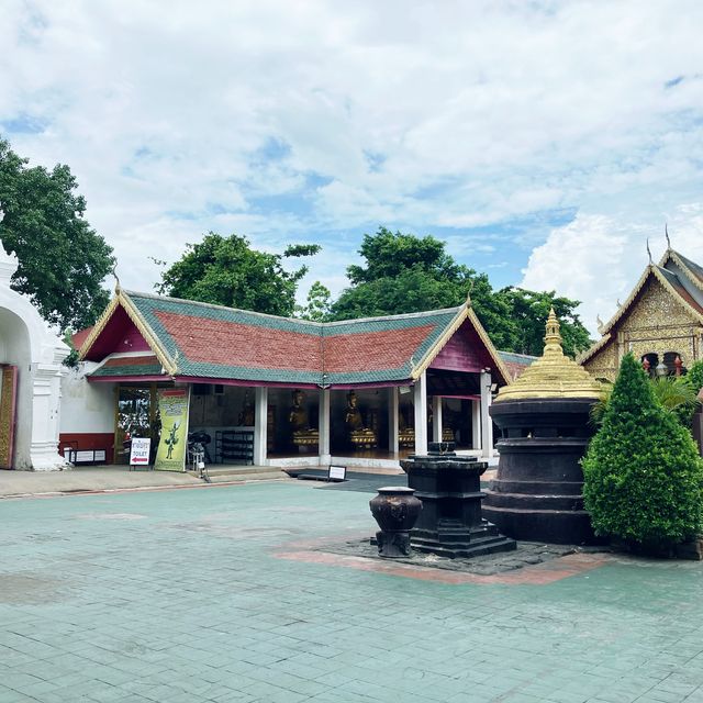 พระอารามหลวง วัดพระธาตุหริภุญชัย