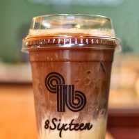 เอทซิกทีน คาเฟ่ (8SIXTEEN Cafe) 