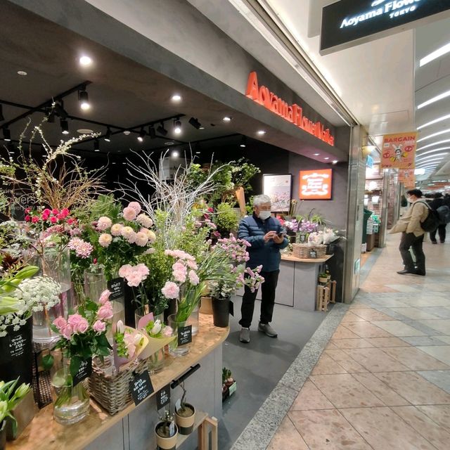 【大阪 なんば】なんばウォークに花屋さん✨サプライズにいかが😊