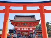 【京都市】無数の鳥居をくぐり山頂へ⛩