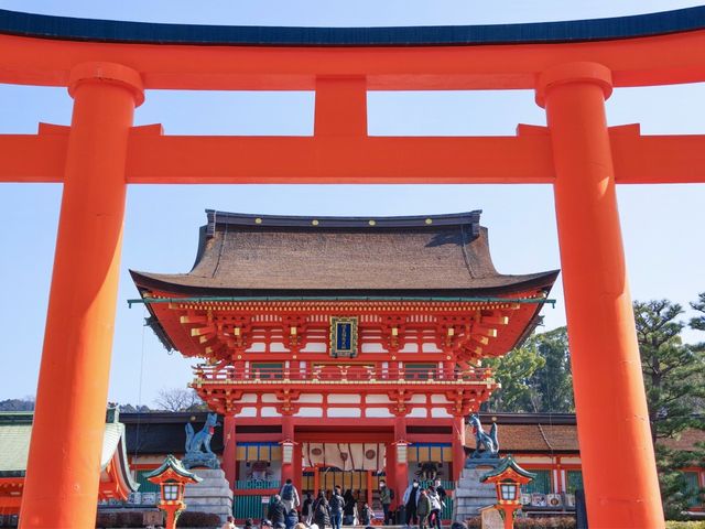 【京都市】無数の鳥居をくぐり山頂へ⛩