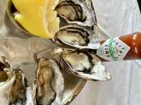 奧克蘭餐廳排名Oyster and Chop，就在港口旁邊，可以邊吃海鮮邊看風景唷