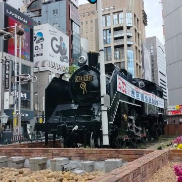 汽笛も鳴るノスタルジックな新橋SL広場 | Trip.com 東京