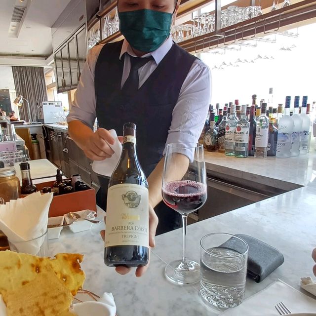 歐式海鮮自助午餐，配義式紅酒！頗有滋味！