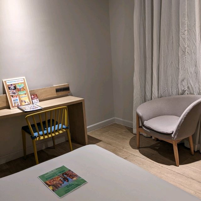 ホテルの部屋のカーテンを開けたら、グリーンが綺麗なスカイガーデンだった。