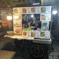 หาของกินที่ตลาดประตูเชียงใหม่