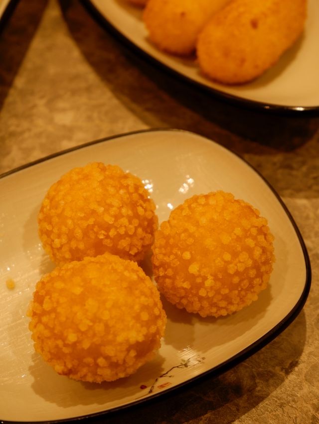 「屯門上海菜，蟹粉年糕和油爆蝦出色」