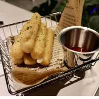 「內底坐餐酒館」：口碑絕佳，咖啡和蛋糕讓你愛不釋手