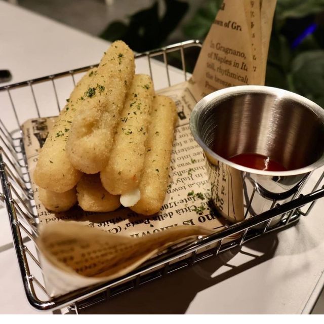「內底坐餐酒館」：口碑絕佳，咖啡和蛋糕讓你愛不釋手