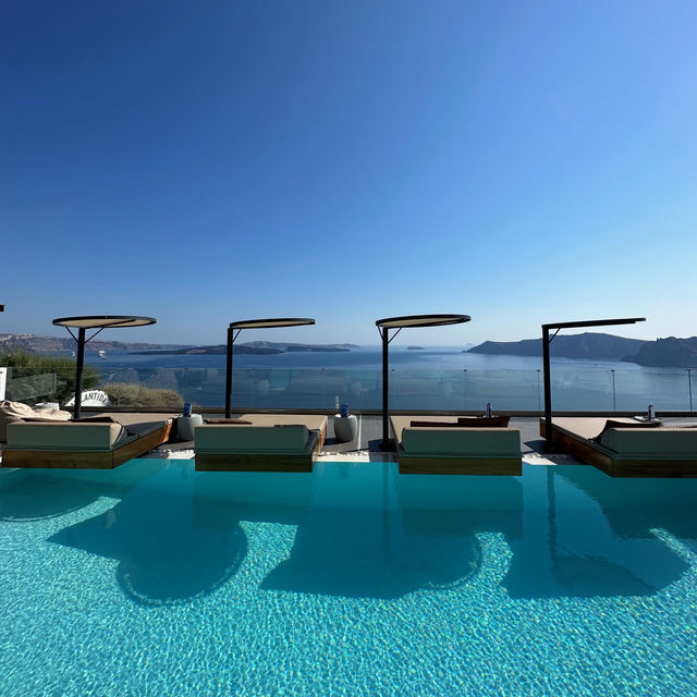 希臘聖托里尼 🇬🇷｜坐在泳池邊面向愛琴海🥰