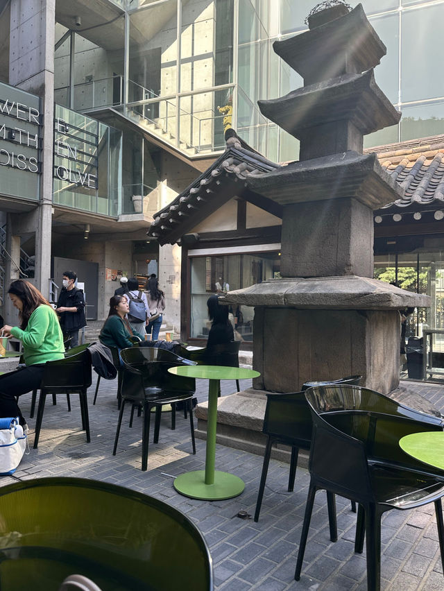 🏖️프릳츠 원서점: 창덕궁 옆 한옥과 돌탑이 예쁜 한국적인 카페