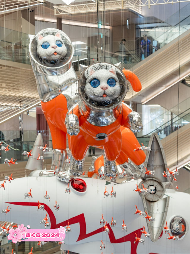 【東京都/銀座】宙に浮く宇宙服を着た巨大な猫！？