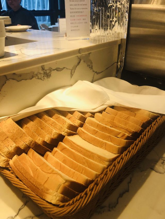 觀塘巧明街Holiday inn酒店2樓Cafe半自助餐，人均價格$130