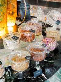 นั่งจิบชาและทานขนมชิลๆ ที่ Oort Cloud Tea Room