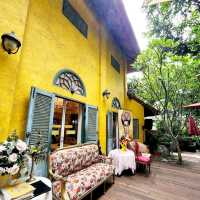 ลามูร์ คาเฟ่สไตล์ยุโรปบ้านสีเหลือง หลังวัดอุโมงค์