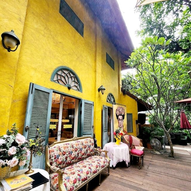 ลามูร์ คาเฟ่สไตล์ยุโรปบ้านสีเหลือง หลังวัดอุโมงค์