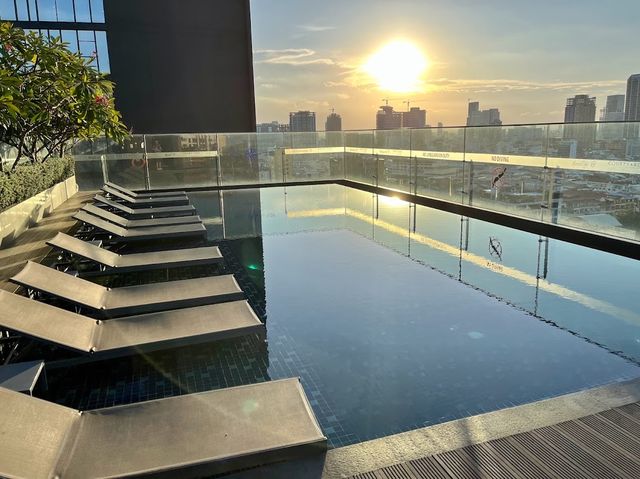 코트야드 프놈펜 수영장이 완벽해요! 💪🏊