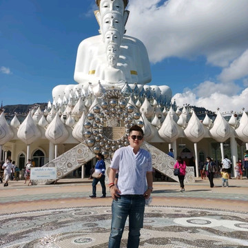 FENG SYSTEM ホワイト チョーカー付きベアトップ/サイバーパンク Temple on the Glass Cliff: The Enchanting Wat Phra That Pha Sorn
