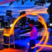 Rooftop Bar ที่มีโชว์ควงกระบองไฟในกทม