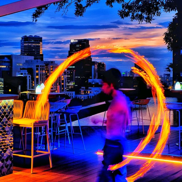 Rooftop Bar ที่มีโชว์ควงกระบองไฟในกทม