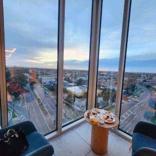 「墨爾本住宿🛌 Holiday Inn Werribee」超美景色餐廳⚘️距市區開車30分鐘👟走路5分鐘可到Coles+Woolworths!!🍟對面有McDonald's