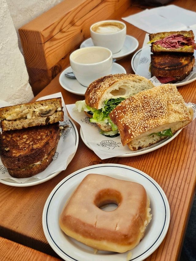 멜버른 피츠로이 🥪 HIP한 분위기의 도넛&샌드위치,토스트 맛집
