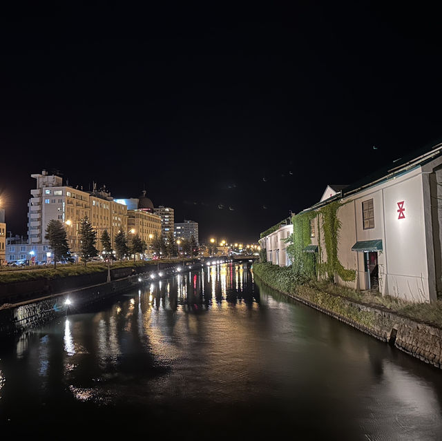 充滿魅力的【小樽運河】，白天和夜晚氣氛截然不同街道也充滿歐洲風情