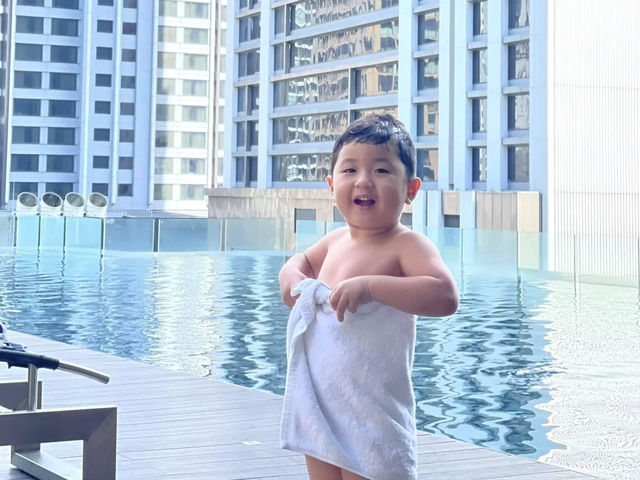 Infinity Pool สระว่ายน้ำลอยฟ้า @Skyview Hotel