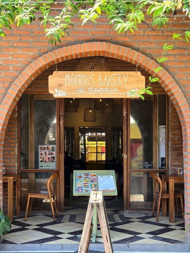 【ギリ島】港前のおしゃれカフェ
