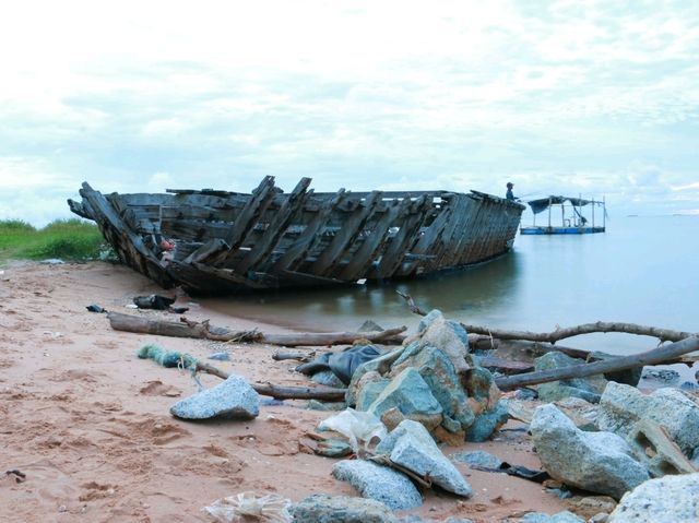 หาดลับนาเกลือ ชมเรือเก่า