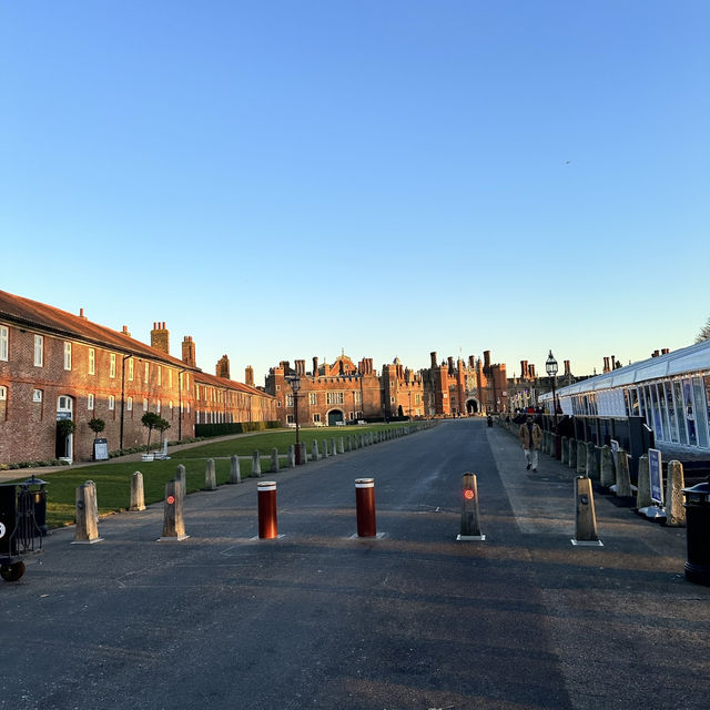 “Hampton Court Palace: A Royal Playground of History, Intrigue, and Unforgettable Adventures!”