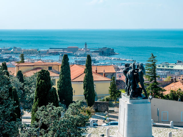 Trieste War Memorial에서 바라보는 전경과 성곽..