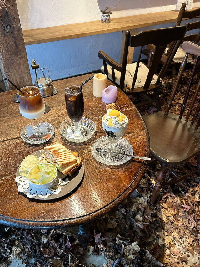 【福岡みやこ町】期間限定の落ち葉の絨毯のカフェ🍂