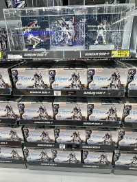 実物大のガンダム！毎時間動く演出！	ショップではここだけ限定商品も・・