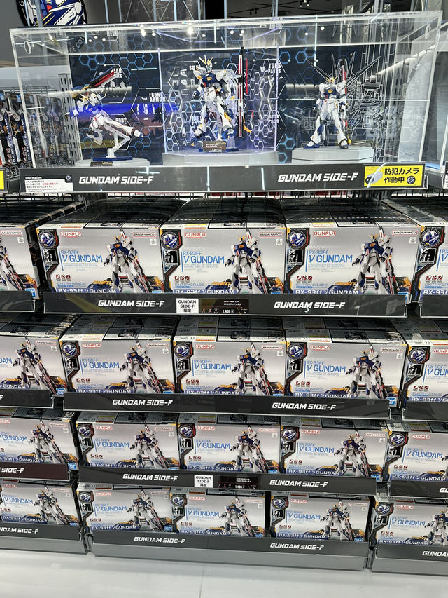 実物大のガンダム！毎時間動く演出！	ショップではここだけ限定商品も・・