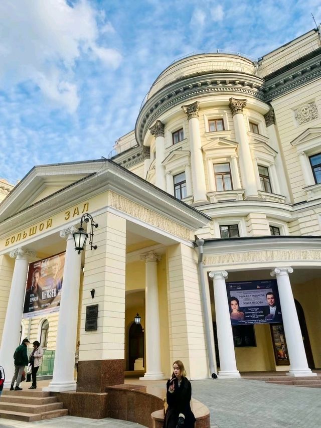🎶 Grand hall