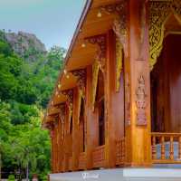 วัดเขาย้อย เพชรบุรี โบสถ์ไม้แกะสลักสุดวิจิตร 