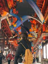 Golden lights, ancient sights—Yu Garden at its most enchanting! ✨ 🏮