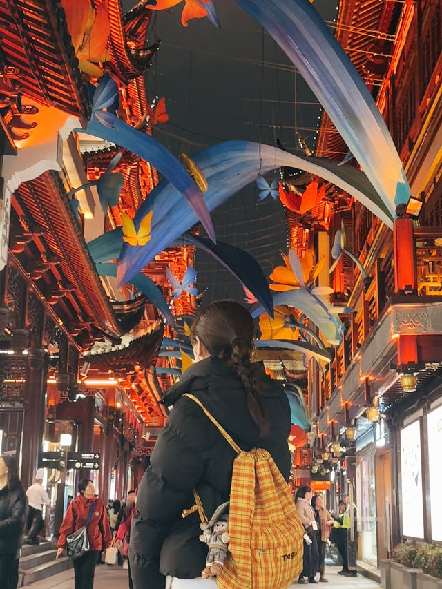 Golden lights, ancient sights—Yu Garden at its most enchanting! ✨ 🏮