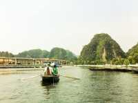 ล่องเรือกลางหุบเขา สัมผัสเสน่ห์ธรรมชาติที่ Tam Coc