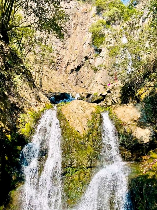 Baizhang Waterfall: A Majestic Cascade in Nature’s Embrace