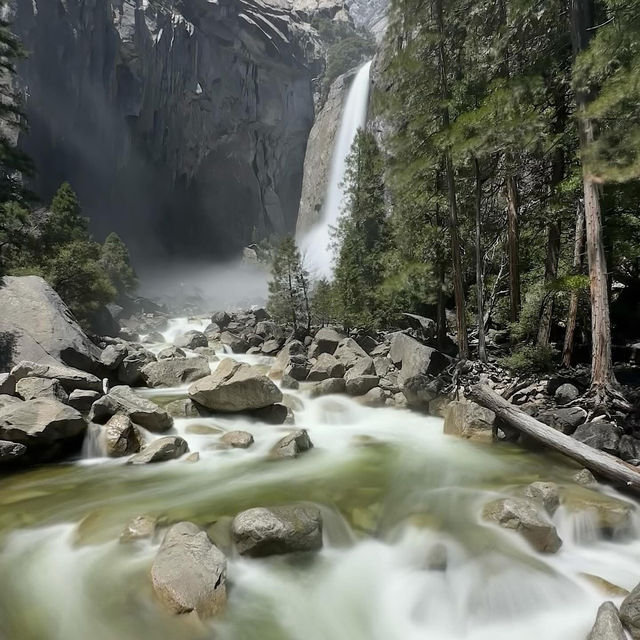 🏞️ **Yosemite Chronicles: Where Nature Steals Your Breath (and Your Heart!)** 🌲