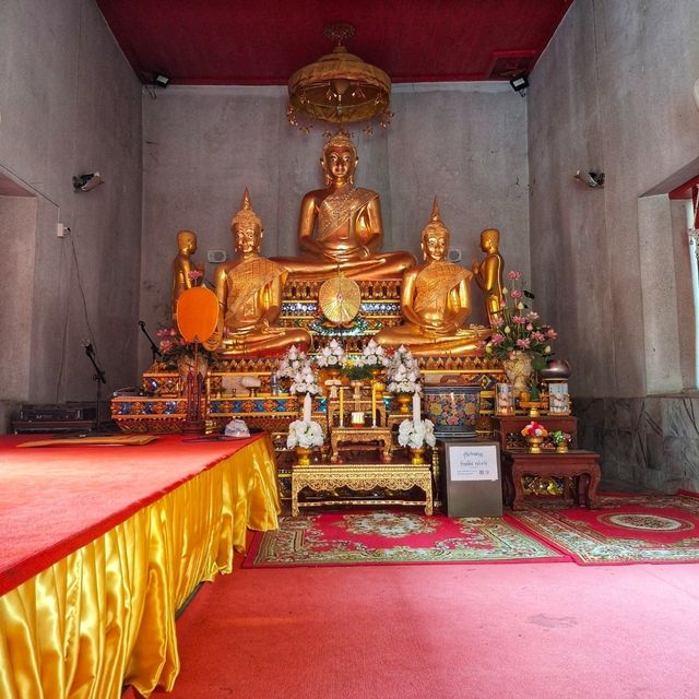สักการะหลวงพ่อเพชรภายในอุโบสถทรงมอญ