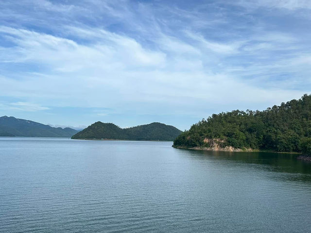 ที่เที่ยวฮิลใจ เขื่อนศรีนครินทร์ จังหวัดกาญจนบุรี