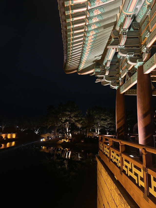 한국 경주의 찬란한 야경을 바라보다, 동궁과 월지